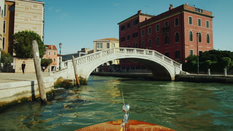 Segeln-Unter-Einer-Brücke-In-Venedig