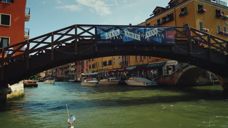 Segeln-Unter-Der-Holzbrücke-In-Venedig