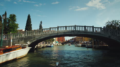 Venezianische-Kanalfahrt-Mit-Dem-Boot