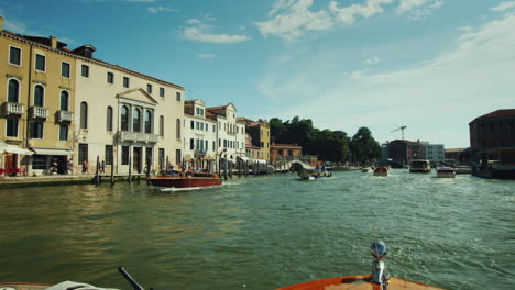 Segeln-Auf-Dem-Belebten-Kanal-Von-Venedig
