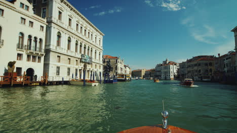 Venedig-Kanalfahrt-Mit-Einem-Boot