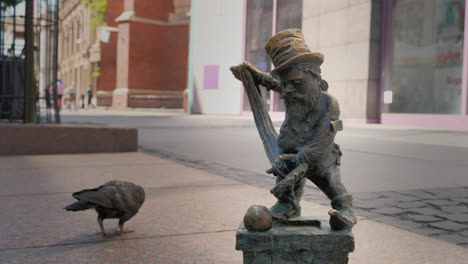 Gnome-Statue-in-Wroclaw