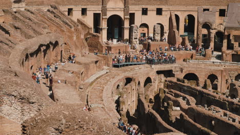 Los-Turistas-Visitan-El-Coliseo-En-Roma