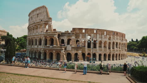 Turistas-Y-Ruinas-Del-Coliseo-Romano