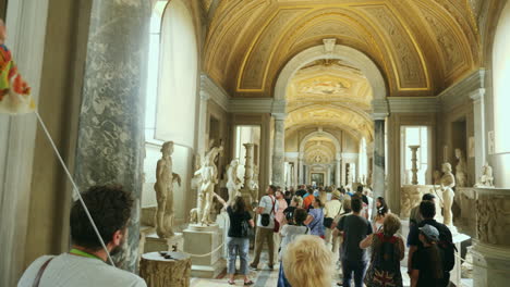 Besucher-In-Der-Vatikanischen-Museumsgalerie