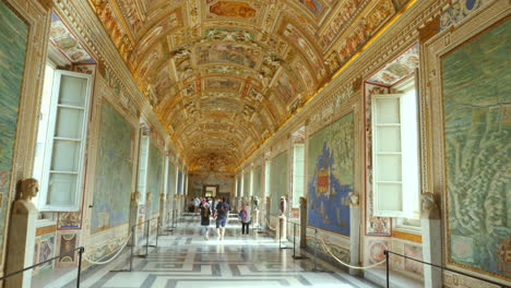 Los-Turistas-Que-Visitan-Una-Galería-En-El-Museo-Del-Vaticano