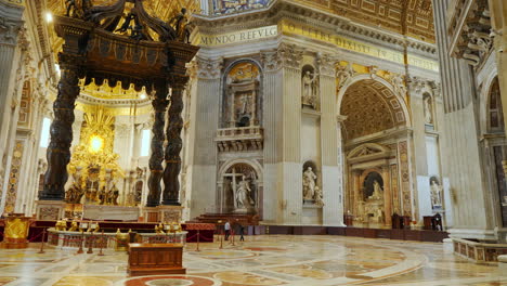 Baldaquino-Y-Altar-En-La-Basílica-De-San-Pedro-Roma