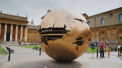 Kugel-In-Einer-Kugel-Skulptur-Rom