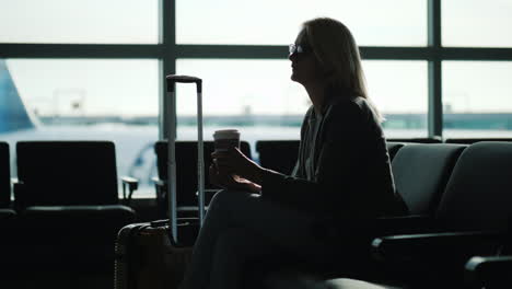 Business-Woman-Drinking-Coffee-in-Airport