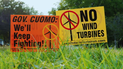 Protestschilder-Gegen-Windkraftanlagen