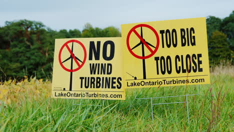 Plakate-Protestieren-Gegen-Windkraftanlagen