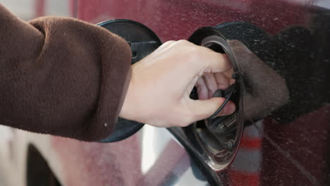 Putting-Petrol-in-a-Car