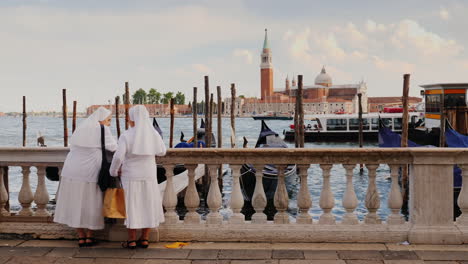 Nonnen-In-Weißen-Gewändern-Bewundern-Venedig
