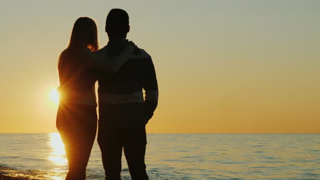 Couple-Watch-the-Sunset