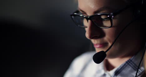 Female-Customer-Support-Executive-With-Headset