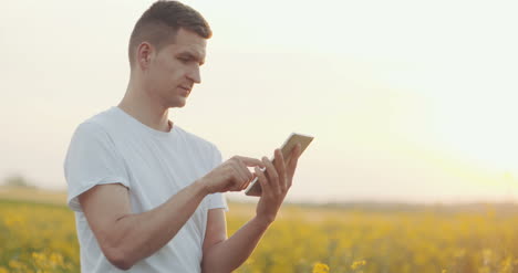 Landwirtschaftstechnologie-Bauer-Mit-Digitalem-Tablet-Auf-Landwirtschaftlichem-Feld