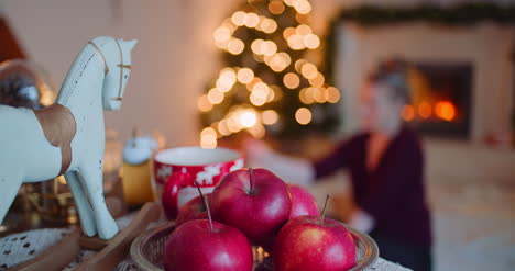 Frische-Äpfel-Vom-Spielzeugpferd-Auf-Dem-Tisch-Zu-Hause