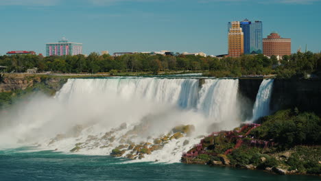 Niagara-Falls-View-of-American-River-Bank