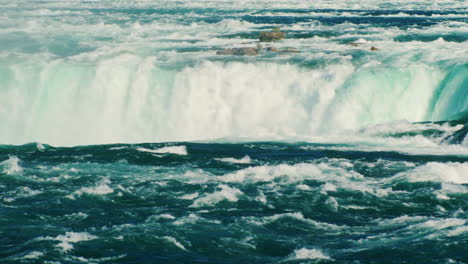 Horseshoe-Waterfall-On-The-Niagara-River