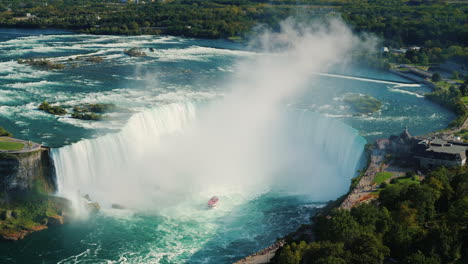 Boat-by-Niagara-Horseshoe-Falls