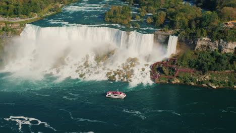 Tour-Boat-by-Niagara-Horseshoe-Falls