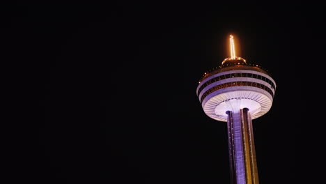 Torre-De-Skylon-Iluminada-Por-La-Noche