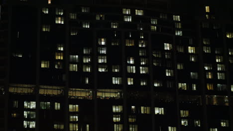 Beleuchtete-Bürofenster-Bei-Nacht