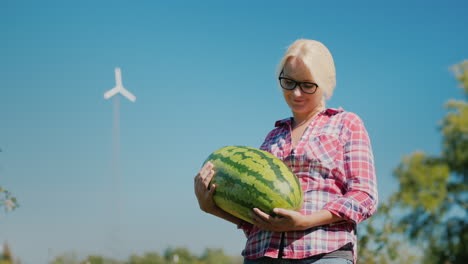 Frau-Mit-Wassermelone-Auf-Einem-Bauernhof