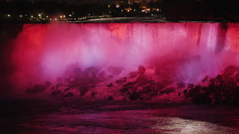Floodlit-Niagara-Falls-at-Night