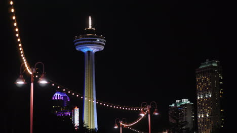 Skylon-Tower-Bei-Niagara-Falls-Bei-Nacht