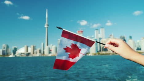 Toronto-Y-Mano-Sosteniendo-La-Bandera-Canadiense