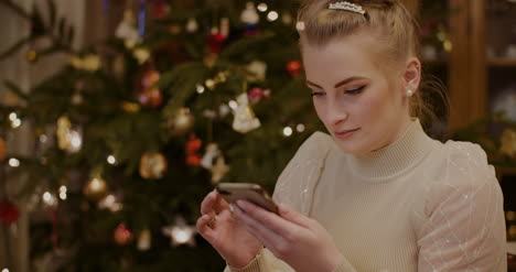 Frau-Mit-Tablet-PC-Zu-Hause-Während-Der-Weihnachtszeit
