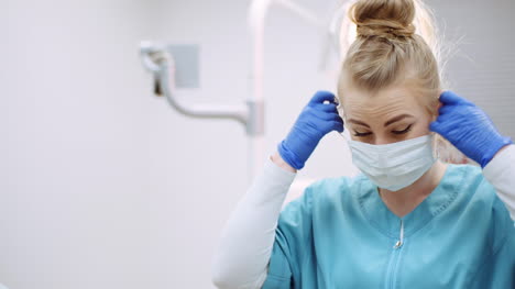 Zahnarzt,-Der-Vor-Der-Operation-Eine-Schutzmaske-Aufsetzt