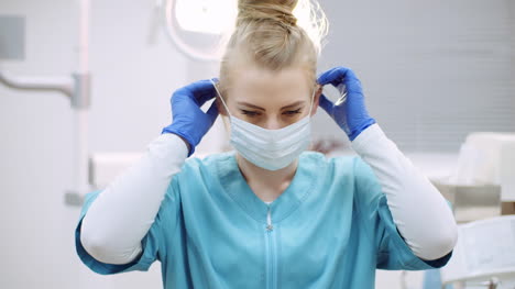 Zahnarzt,-Der-Vor-Der-Operation-Schutzmaske-Aufsetzt-2