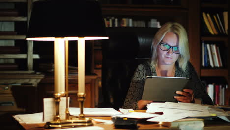 Business-Woman-With-Tablet-in-Study-at-Night