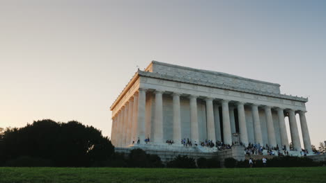 Crowds-at-Lincoln-Memorial-Washington-DC