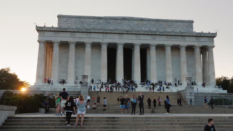 Tourists-on-Steps-of-Lincoln-Memorial
