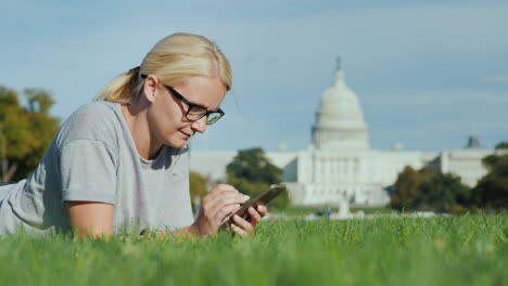 Woman-on-Smartphone-by-Capitol-Building