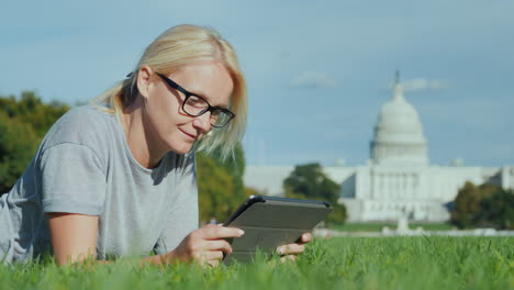 Woman-on-Tablet-by-Capitol-Building