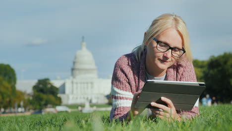 Woman-With-Tablet-by-Capitol-Building