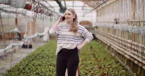 Agricultura-Mujer-Jardinero-Mediante-Teléfono-Móvil-En-Invernadero-4