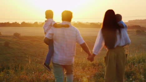 A-Young-Farming-Family-With-Niños-Goes-To-Meet-The-Sun-Sunset
