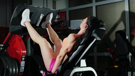 Athletic-Woman-Trains-Muscles-Of-The-Legs-In-The-Gym
