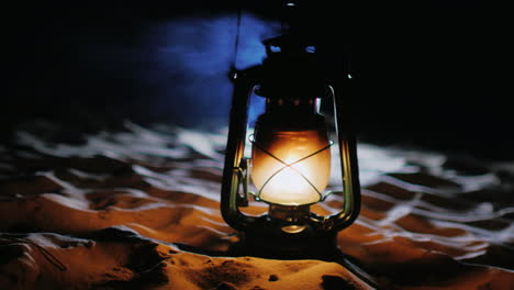 Vintage-Öllampe-Stehend-Auf-Dem-Sand-Leuchtet-Im-Dunkeln-Prores-422-10-Bit-Video-10