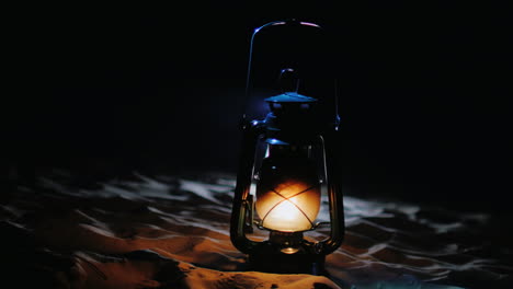 Alte-Petroleumlampe-Leuchtet-In-Der-Dunkelheit-Mystisches-Halloween-Konzept