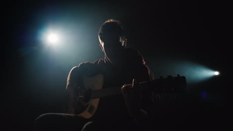 Ein-Junger-Musiker-Spielt-Gitarre-Auf-Der-Bühne-Im-Rampenlicht-4k-Video