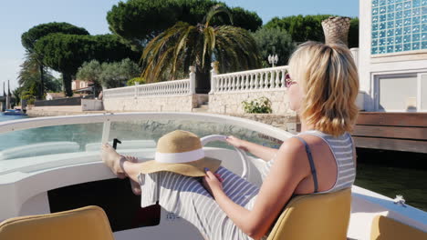 Urlaubsträume-In-Europa-Frau-Mit-Sonnenbrille-Und-Hut-Schwimmt-In-Einem-Kleinen-Boot-In-Empuriabrava-Spanien-Spa
