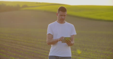 Farmer-Using-Digital-Tablet-On-Agricultural-Field