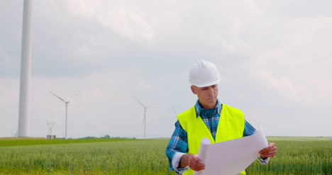 Ingenieur,-Der-An-Einem-Leseplan-Für-Die-Windmühlenfarm-Arbeitet
