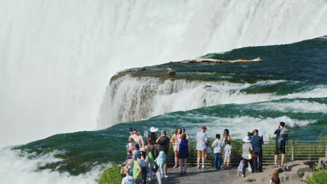 Eine-Gruppe-Von-Touristen-Auf-Der-Aussichtsplattform-Bei-Den-Niagara-fällen